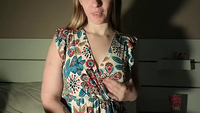 Snapshot of petiteetoile chatting on 18, 4, 2026 petiteetoile online show from 18, 4, 2026