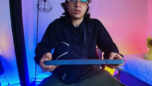 Snapshot of Axell_Kussh chatting on 18, 3, 2026 Axell Kussh online show from 18, 3, 2026