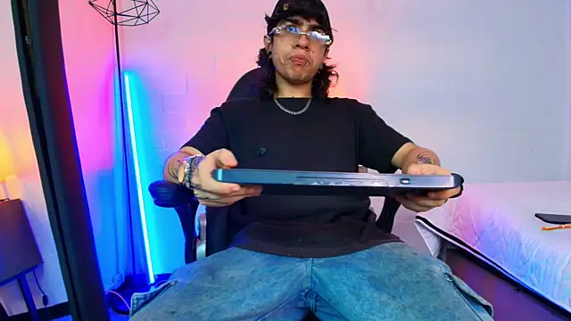 Snapshot of Axell_Kussh chatting on 25, 3, 2026 Axell Kussh online show from 25, 3, 2026