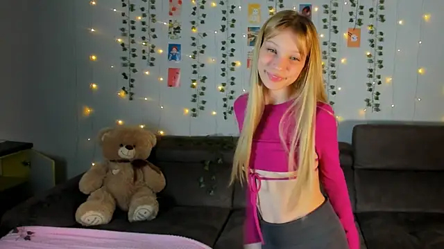 Snapshot of Kiracute18 chatting on 10, 3, 2026 Kiracute18 online show from 10, 3, 2026