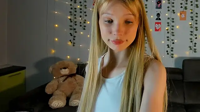 Snapshot of Kiracute18 chatting on 14, 3, 2026 Kiracute18 online show from 14, 3, 2026