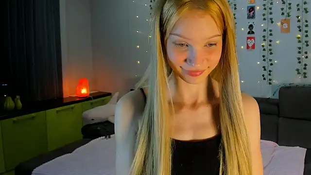 Snapshot of Kiracute18 chatting on 7, 4, 2026 Kiracute18 online show from 7, 4, 2026