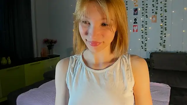 Snapshot of Kiracute18 chatting on 13, 5, 2026 Kiracute18 online show from 13, 5, 2026