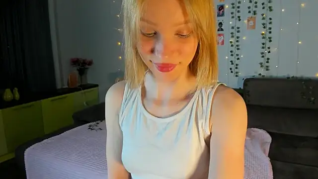 Snapshot of Kiracute18 chatting on 19, 5, 2026 Kiracute18 online show from 19, 5, 2026