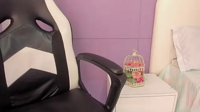 luna bradley  online show from 16, 2, 2026