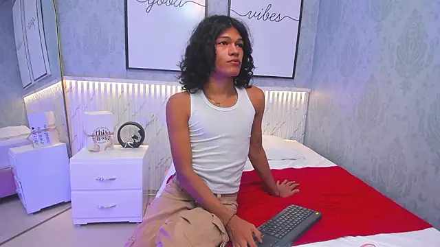 Snapshot of littlesweet18_ chatting on 12, 2, 2026 littlesweet18 online show from 12, 2, 2026