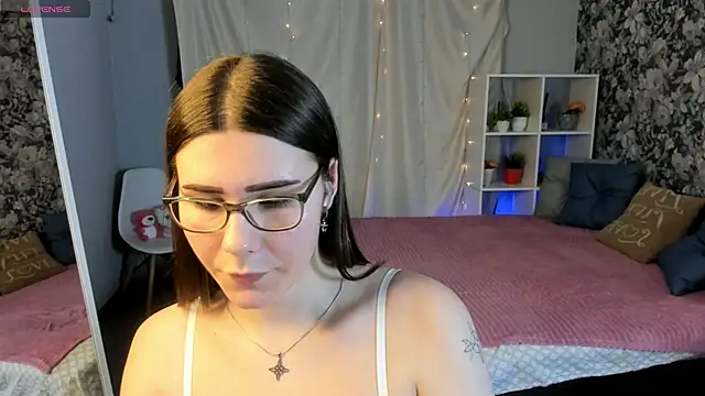 Snapshot of Coraline_kitty chatting on 4, 5, 2026 Coraline kitty online show from 4, 5, 2026