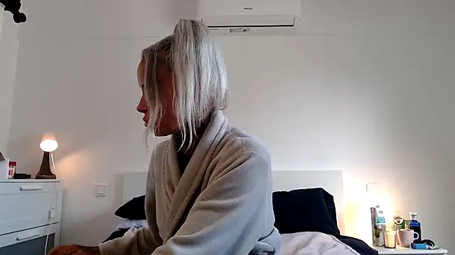 Snapshot of Sophie-Logan-Ink chatting on 16, 4, 2026 Sophie-Logan-Ink online show from 16, 4, 2026