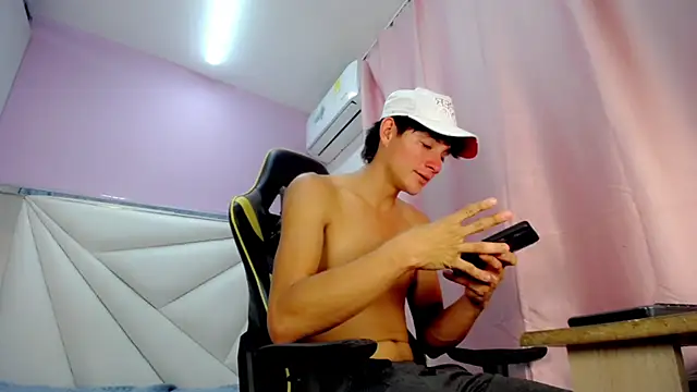 Snapshot of Dylan_awa chatting on 13, 2, 2026 Dylan awa online show from 13, 2, 2026