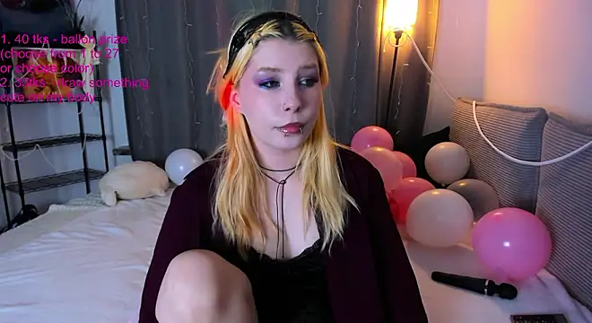 Snapshot of WarmAtEdges chatting on 18, 2, 2026 WarmAtEdges online show from 18, 2, 2026