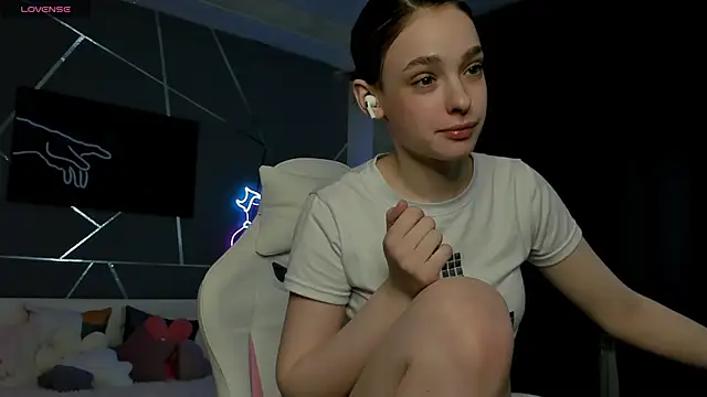 Snapshot of naomi_reiss chatting on 26, 5, 2026 naomi reiss online show from 26, 5, 2026
