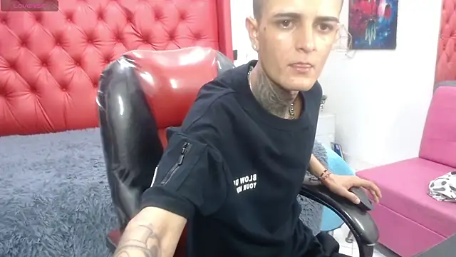 Snapshot of benjamin_anthony chatting on 4, 4, 2026 benjamin anthony online show from 4, 4, 2026