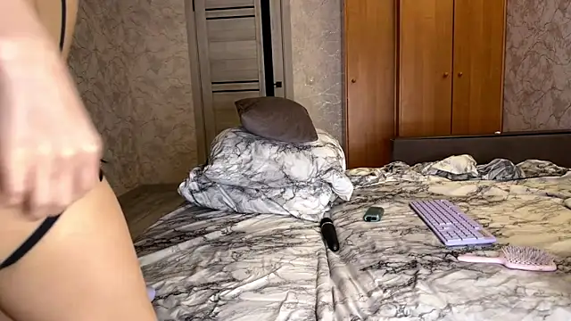 yourselenas online show from 5, 4, 2026