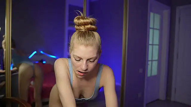 Snapshot of AlisMil chatting on 14, 4, 2026 AlisMil online show from 14, 4, 2026