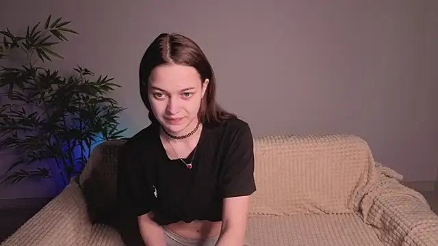 parrot kisha online show from 13, 4, 2026