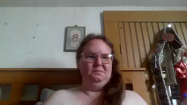 Snapshot of naughty_queen1 chatting on 21, 4, 2026 naughty queen1 online show from 21, 4, 2026