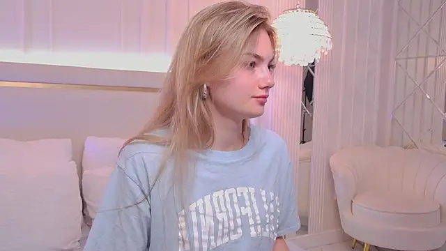 Snapshot of Sona_Lavberi chatting on 5, 5, 2026 Sona Lavberi online show from 5, 5, 2026