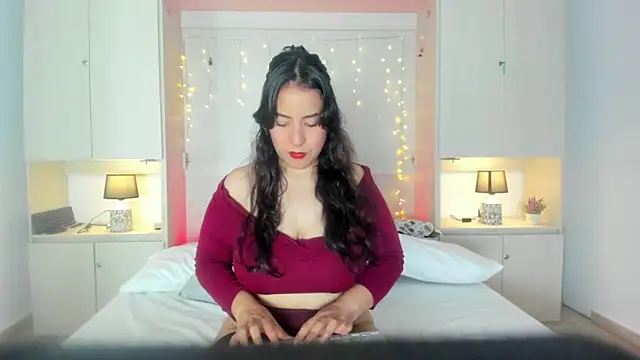 Snapshot of ElaRey_ chatting on 8, 4, 2026 ElaRey online show from 8, 4, 2026