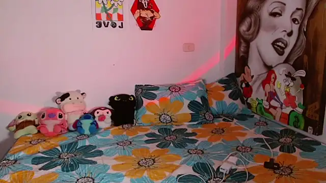 Snapshot of chloe_roxy chatting on 9, 4, 2026 chloe roxy online show from 9, 4, 2026