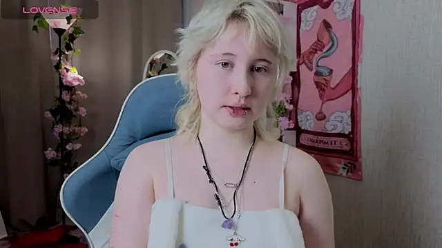 Snapshot of May_leaf chatting on 4, 3, 2026 May leaf online show from 4, 3, 2026