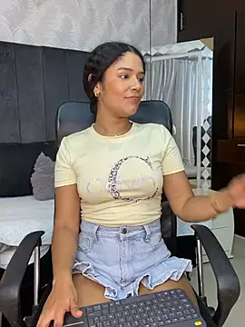 Snapshot of Miaafoxx__ chatting on 8, 3, 2026 Miaafoxx online show from 8, 3, 2026