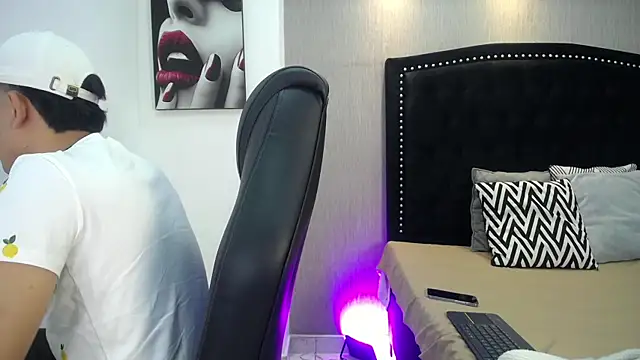 Snapshot of NewYoungHot chatting on 11, 4, 2026 NewYoungHot online show from 11, 4, 2026