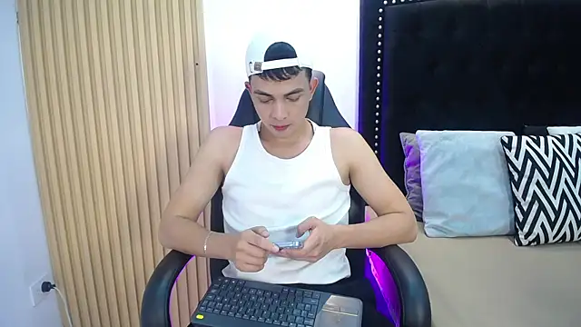 Snapshot of NewYoungHot chatting on 21, 4, 2026 NewYoungHot online show from 21, 4, 2026