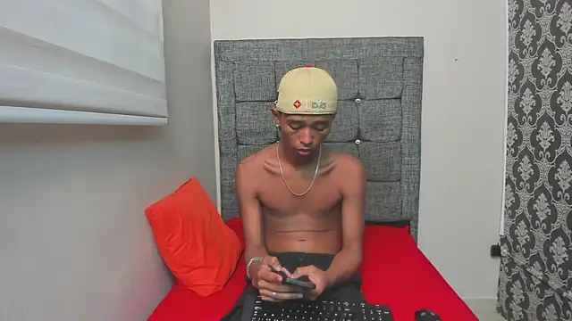 Snapshot of Little_Twink19x chatting on 28, 2, 2026 Little Twink19x online show from 28, 2, 2026