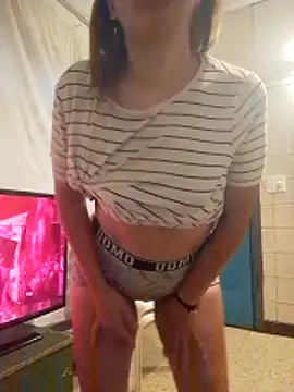 Snapshot of CamiliLuna chatting on 2, 4, 2026 CamiliLuna online show from 2, 4, 2026