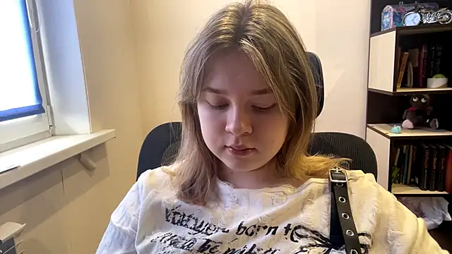 TomikoPfau online show from 11, 4, 2026