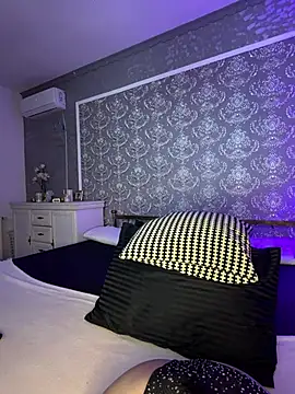 Olivia Noor online show from 14, 4, 2026