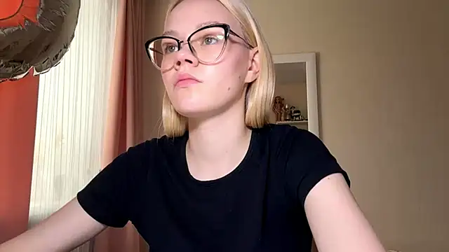 MiaCashe online show from 10, 4, 2026