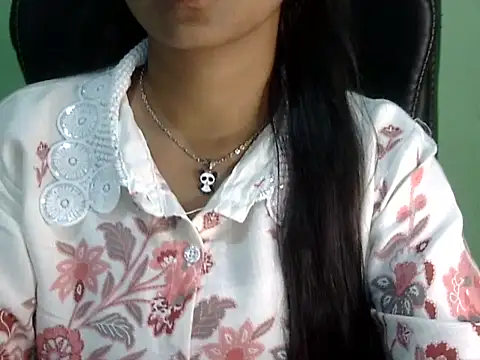 Snapshot of cute_momo_love chatting on 2, 4, 2026 cute momo love online show from 2, 4, 2026