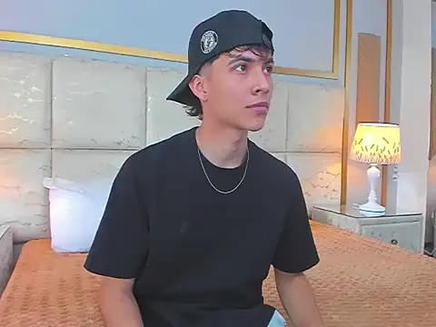 Snapshot of AronTawers chatting on 1, 3, 2026 AronTawers online show from 1, 3, 2026