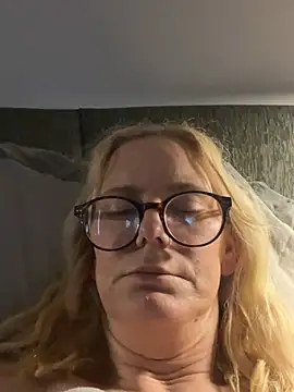 Snapshot of Amelie_BlondeXX chatting on 4, 3, 2026 Amelie BlondeXX online show from 4, 3, 2026