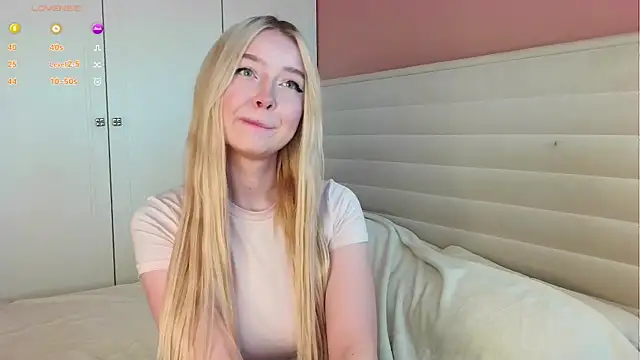 Snapshot of ChristinBland chatting on 6, 4, 2026 ChristinBland online show from 6, 4, 2026