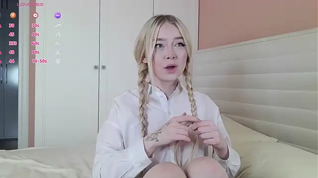 Snapshot of ChristinBland chatting on 21, 4, 2026 ChristinBland online show from 21, 4, 2026