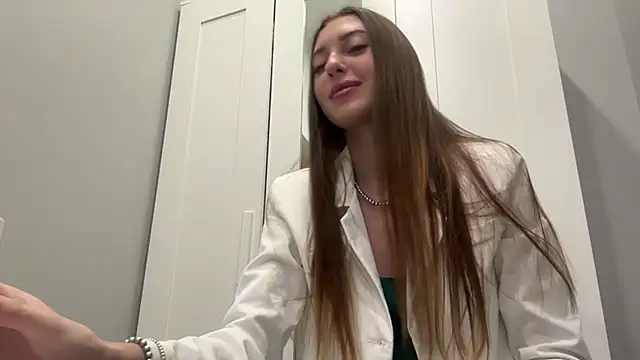 Snapshot of selena_favn chatting on 17, 3, 2026 selena favn online show from 17, 3, 2026