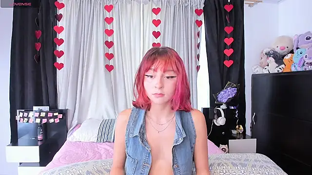 Snapshot of dafnne__hall chatting on 7, 4, 2026 dafnne hall online show from 7, 4, 2026
