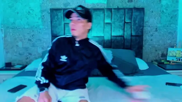 Snapshot of alex_and_christhoper chatting on 21, 4, 2026 alex and christhoper online show from 21, 4, 2026