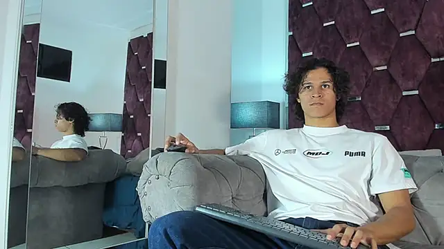 Snapshot of TonyBenedetti chatting on 7, 4, 2026 TonyBenedetti online show from 7, 4, 2026