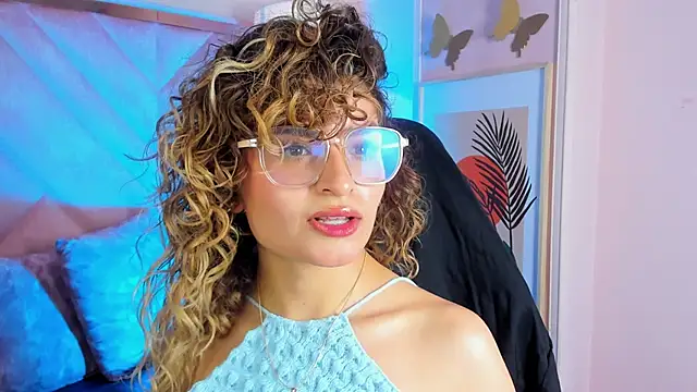 Snapshot of emilyjonesss_ chatting on 7, 3, 2026 emilyjonesss online show from 7, 3, 2026