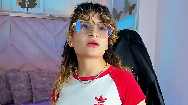 Snapshot of emilyjonesss_ chatting on 13, 3, 2026 emilyjonesss online show from 13, 3, 2026