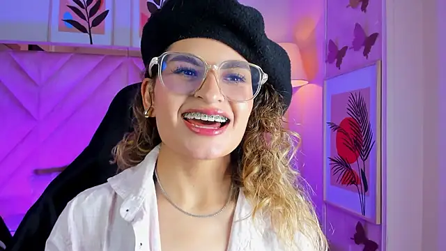 Snapshot of emilyjonesss_ chatting on 19, 3, 2026 emilyjonesss online show from 19, 3, 2026