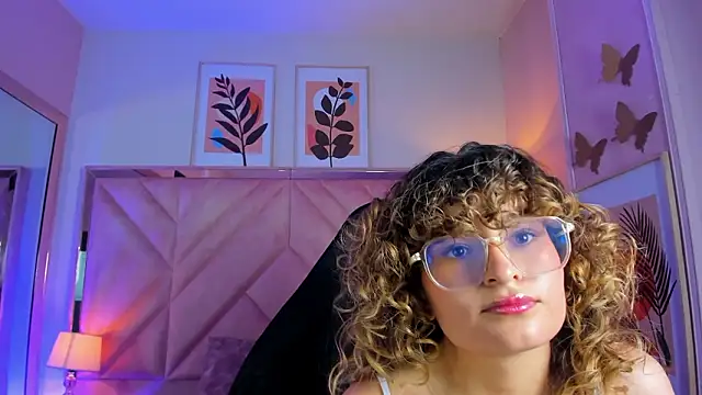 Snapshot of emilyjonesss_ chatting on 24, 3, 2026 emilyjonesss online show from 24, 3, 2026