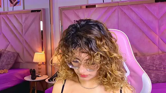 Snapshot of emilyjonesss_ chatting on 6, 4, 2026 emilyjonesss online show from 6, 4, 2026