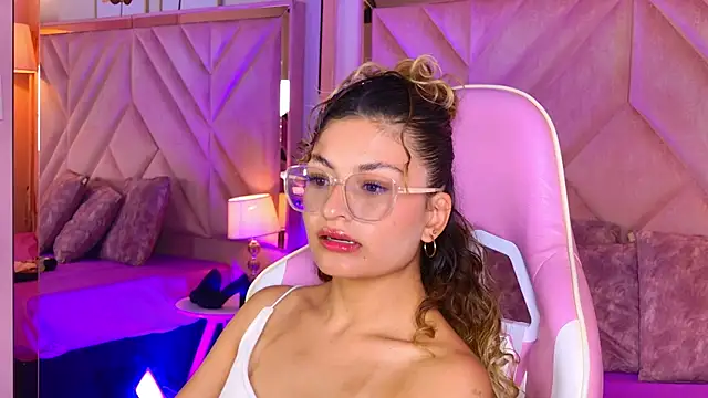 Snapshot of emilyjonesss_ chatting on 9, 4, 2026 emilyjonesss online show from 9, 4, 2026