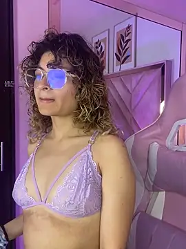 Snapshot of emilyjonesss_ chatting on 10, 4, 2026 emilyjonesss online show from 10, 4, 2026