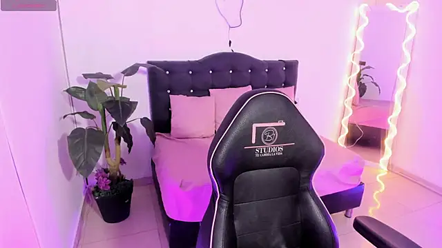 LINDSAY TAY online show from 18, 4, 2026