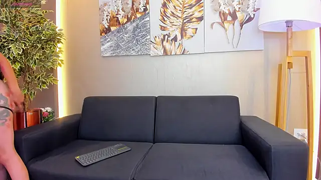 Snapshot of ValentinaaMilan chatting on 9, 4, 2026 ValentinaaMilan online show from 9, 4, 2026